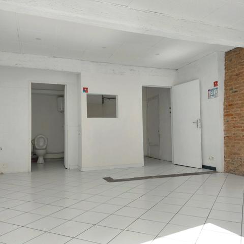 Local/bureau à vendre MONTAUBAN (82) avec vitrine et deux entrées, espace sanitaire.