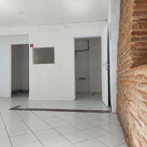 Local/bureau à vendre MONTAUBAN (82) avec vitrine et deux entrées, espace sanitaire.