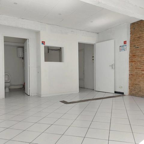 Local/bureau à vendre MONTAUBAN (82) avec vitrine et deux entrées, espace sanitaire.