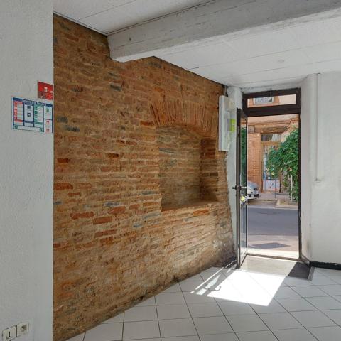 Local/bureau à vendre MONTAUBAN (82) avec vitrine et deux entrées, espace sanitaire.