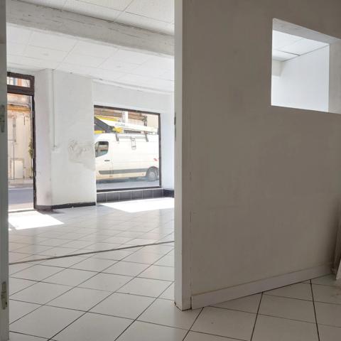 Local/bureau à vendre MONTAUBAN (82) avec vitrine et deux entrées, espace sanitaire.