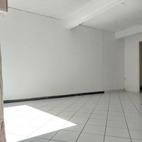 Local/bureau à vendre MONTAUBAN (82) avec vitrine et deux entrées, espace sanitaire.