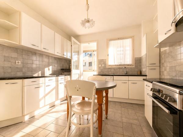 Marseille (13005) APPARTEMENT BOURGEOIS 4 PIECES 89M2 AVEC TERRASSE LE CAMAS