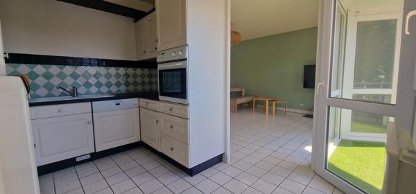 T2 meublé en rez-de-chaussée avec balcon, parking et cave, Centre-bourg de Guipavas