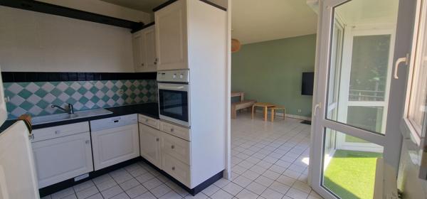 T2 meublé en rez-de-chaussée avec balcon, parking et cave, Centre-bourg de Guipavas