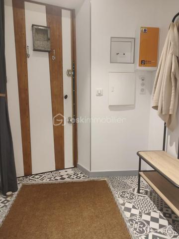 À l'abri de l'agitation, dans une ruelle paisible de l'hypercentre de Villard-de-Lans, découvrez un appartement rare qui conjugue calme, confort et emplacement exceptionnel.

À seulement quelques pas des commerces, restaurants, marchés, écoles, services et animations du village, tout se fait à pied, été comme hiver. Un cadre de vie privilégié pour une résidence principale, un pied-à-terre quatre saisons ou une activité professionnelle.

D'une surface de 57,81 m², ce T2 entièrement rénové séduit dès l'entrée par sa luminosité. Traversant, orienté sud et ouest. Les fenêtres oscillo-battantes, équipées de vitrages préservant l'intimité, offrent un confort appréciable sans sacrifier la clarté.

La pièce de vie chaleureuse invite à la convivialité, tandis que la cuisine neuve, indépendante, est parfaitement fonctionnelle. Côté nuit, une spacieuse chambre avec salle d'eau attenante (grande douche, vasque et fenêtre) complète ce cocon particulièrement agréable à vivre.

Une configuration unique en enfilade

L'appartement dispose de deux entrées indépendantes, un véritable atout offrant de nombreuses possibilités :

• résidence principale avec accès séparé ;
• profession libérale ou activité de conseil ;
• espace de télétravail indépendant ;
• accueil d'une clientèle tout en préservant la partie privée.

À cela s'ajoutent deux caves de plus de 10m² chacune directement accessibles depuis l'appartement, dont une superbe cave voûtée en briques apparentes, idéale pour ranger skis, vélos, matériel de montagne, cave à vin ou réserves alimentaires.

Les atouts
Hypercentre de Villard-de-Lans dans une rue calme
Tous les commerces et services accessibles à pied
Appartement entièrement rénové
Cuisine neuve
Traversant, exposition sud / ouest
Belle luminosité naturelle
Deux entrées indépendantes
Deux caves, dont une voûtée
appartement équipé de panneaux solaires réduisant une partie des consommations électriques en résidence principale ou en auto consommation totale en résidence secondaire
Appartement naturellement tempéré, agréable en été comme en hiver

Que vous recherchiez un pied-à-terre au cœur du Vercors, une résidence principale pleine de charme ou un emplacement stratégique pour une activité professionnelle calme, ce bien réunit des qualités rares dans l'un des secteurs les plus recherchés de Villard-de-Lans.

Une visite suffira pour en apprécier tout le potentiel.