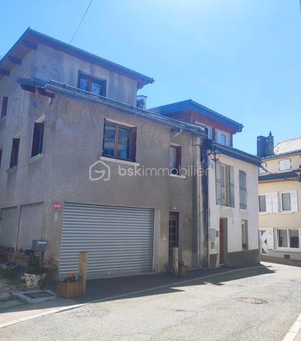 À l'abri de l'agitation, dans une ruelle paisible de l'hypercentre de Villard-de-Lans, découvrez un appartement rare qui conjugue calme, confort et emplacement exceptionnel.

À seulement quelques pas des commerces, restaurants, marchés, écoles, services et animations du village, tout se fait à pied, été comme hiver. Un cadre de vie privilégié pour une résidence principale, un pied-à-terre quatre saisons ou une activité professionnelle.

D'une surface de 57,81 m², ce T2 entièrement rénové séduit dès l'entrée par sa luminosité. Traversant, orienté sud et ouest. Les fenêtres oscillo-battantes, équipées de vitrages préservant l'intimité, offrent un confort appréciable sans sacrifier la clarté.

La pièce de vie chaleureuse invite à la convivialité, tandis que la cuisine neuve, indépendante, est parfaitement fonctionnelle. Côté nuit, une spacieuse chambre avec salle d'eau attenante (grande douche, vasque et fenêtre) complète ce cocon particulièrement agréable à vivre.

Une configuration unique en enfilade

L'appartement dispose de deux entrées indépendantes, un véritable atout offrant de nombreuses possibilités :

• résidence principale avec accès séparé ;
• profession libérale ou activité de conseil ;
• espace de télétravail indépendant ;
• accueil d'une clientèle tout en préservant la partie privée.

À cela s'ajoutent deux caves de plus de 10m² chacune directement accessibles depuis l'appartement, dont une superbe cave voûtée en briques apparentes, idéale pour ranger skis, vélos, matériel de montagne, cave à vin ou réserves alimentaires.

Les atouts
Hypercentre de Villard-de-Lans dans une rue calme
Tous les commerces et services accessibles à pied
Appartement entièrement rénové
Cuisine neuve
Traversant, exposition sud / ouest
Belle luminosité naturelle
Deux entrées indépendantes
Deux caves, dont une voûtée
appartement équipé de panneaux solaires réduisant une partie des consommations électriques en résidence principale ou en auto consommation totale en résidence secondaire
Appartement naturellement tempéré, agréable en été comme en hiver

Que vous recherchiez un pied-à-terre au cœur du Vercors, une résidence principale pleine de charme ou un emplacement stratégique pour une activité professionnelle calme, ce bien réunit des qualités rares dans l'un des secteurs les plus recherchés de Villard-de-Lans.

Une visite suffira pour en apprécier tout le potentiel.