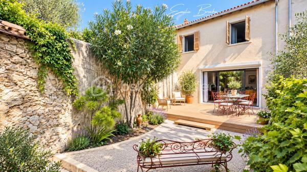 VALRÉAS – MAISON EN PIERRE DE CARACTÈRE, ÉLÉGANTE ET ATYPIQUE

Un véritable coup de cœur au cœur de la ville.

À quelques pas des commerces et de toutes les commodités, cette élégante maison en pierre d’environ 170 m² habitables, rénovée en 2022, conjugue le charme d’une demeure ancienne avec une rénovation contemporaine et des volumes particulièrement généreux.

Pierres apparentes, poutres anciennes, belles hauteurs sous plafond… l’authenticité a été préservée, tandis que les espaces ont été pensés pour offrir confort, fluidité et convivialité.

Dès l’entrée, une sensation s’installe : on s’y sent bien.

--- LE REZ-DE-CHAUSSÉE — UN ESPACE DE VIE GÉNÉREUX

Le rez-de-chaussée s’ouvre sur une remarquable pièce de vie d’environ 70 m², véritable cœur de la maison.

Ses volumes généreux se prolongent naturellement vers une terrasse plein sud d’environ 50 m², rare en cœur de ville. Un espace privilégié pour recevoir, partager un repas ou simplement profiter des beaux jours dans une atmosphère résolument provençale.

Pour les journées plus fraîches, un poêle à granulés apporte chaleur et confort.

Une salle d’eau avec WC complète ce niveau.

--- LE PREMIER ÉTAGE — VOLUMES, LUMIÈRE ET POTENTIEL

L’escalier mène à un étage aux proportions remarquables.

Il accueille une vaste chambre de 26 m² avec grand dressing, ainsi qu’un élégant salon bénéficiant d’une belle hauteur sous plafond et d’un balcon.

Ce salon constitue également une véritable opportunité pour les futurs propriétaires : l’agencement actuel pourrait être repensé avec peu de travaux afin de créer plusieurs chambres supplémentaires, selon les besoins.

Une superbe salle de bain de plus de 10 m², équipée d’une douche, d’une baignoire et d'un WC, complète ce niveau.

--- LE CALME EN PLEIN CŒUR DE VILLE

C’est sans doute l’une des belles surprises de cette propriété.
Vous êtes au cœur de Valréas, mais vous ne le ressentez presque plus une fois chez vous.

Les commerces, services et commodités sont accessibles à pied, tandis que la maison bénéficie d’une véritable sensation de calme et de tranquillité.

Et pour le quotidien, de nombreuses possibilités de stationnement se trouvent à proximité immédiate, un avantage particulièrement appréciable pour une maison située en centre-ville.

--- VALRÉAS — UNE VILLE À TAILLE HUMAINE

Choisir cette maison, c’est aussi choisir un cadre de vie.

Valréas offre un quotidien pratique et vivant avec ses commerces, écoles, services, équipements sportifs et culturels, associations et nombreuses animations, tout en conservant l’atmosphère conviviale d’une ville à taille humaine.

Au cœur de l’Enclave des Papes, elle bénéficie d’un environnement typiquement provençal, entre vignobles, lavande, patrimoine et nature, avec cette douceur de vivre qui fait tout le charme du territoire.

--- UNE MAISON POUR CEUX QUI CHERCHENT AUTRE CHOSE

Cette maison ne s’adresse pas à tout le monde.

Et c’est précisément ce qui fait son charme.

Elle ne répond pas aux codes d’une maison classique. Elle possède une âme, une histoire, une architecture, des volumes et une véritable personnalité.

Elle séduira les acquéreurs qui recherchent autre chose qu’un bien simplement fonctionnel : une atmosphère, des matériaux authentiques, des espaces généreux et cette sensation difficile à définir que l’on ressent parfois dès les premières minutes.

Ici, chacun peut avoir son espace. On peut recevoir, partager, vivre en famille ou à plusieurs, sans jamais avoir l’impression de manquer de place.

Résidence principale ou résidence secondaire, elle offre une combinaison particulièrement rare : l’espace d’une grande maison, le calme d’un lieu préservé et la proximité immédiate de tout ce qui facilite la vie.

Une maison singulière, élégante et pleine de potentiel.

Une maison que l’on ne choisit pas uniquement pour ses 170 m²… mais pour ce que l’on ressent lorsqu’on y entre.

À découvrir pour comprendre le coup de cœur.

**À découvrir sans tarder.** 👇🏻
☎️ Emilie Broche – 06 29 32 69 64
« Je suis à votre écoute et toujours à vos côtés »

Pour l’organisation d’une visite, conformément à l’article L.561-5 du Code monétaire et financier, une pièce d’identité pourra vous être demandée.
.