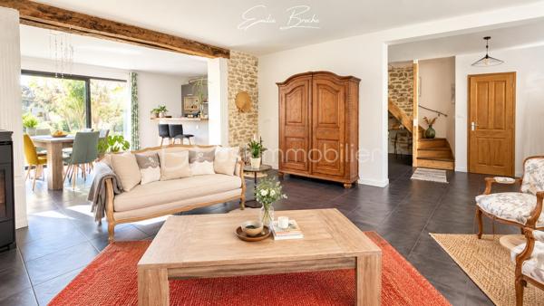 VALRÉAS – MAISON EN PIERRE DE CARACTÈRE, ÉLÉGANTE ET ATYPIQUE

Un véritable coup de cœur au cœur de la ville.

À quelques pas des commerces et de toutes les commodités, cette élégante maison en pierre d’environ 170 m² habitables, rénovée en 2022, conjugue le charme d’une demeure ancienne avec une rénovation contemporaine et des volumes particulièrement généreux.

Pierres apparentes, poutres anciennes, belles hauteurs sous plafond… l’authenticité a été préservée, tandis que les espaces ont été pensés pour offrir confort, fluidité et convivialité.

Dès l’entrée, une sensation s’installe : on s’y sent bien.

--- LE REZ-DE-CHAUSSÉE — UN ESPACE DE VIE GÉNÉREUX

Le rez-de-chaussée s’ouvre sur une remarquable pièce de vie d’environ 70 m², véritable cœur de la maison.

Ses volumes généreux se prolongent naturellement vers une terrasse plein sud d’environ 50 m², rare en cœur de ville. Un espace privilégié pour recevoir, partager un repas ou simplement profiter des beaux jours dans une atmosphère résolument provençale.

Pour les journées plus fraîches, un poêle à granulés apporte chaleur et confort.

Une salle d’eau avec WC complète ce niveau.

--- LE PREMIER ÉTAGE — VOLUMES, LUMIÈRE ET POTENTIEL

L’escalier mène à un étage aux proportions remarquables.

Il accueille une vaste chambre de 26 m² avec grand dressing, ainsi qu’un élégant salon bénéficiant d’une belle hauteur sous plafond et d’un balcon.

Ce salon constitue également une véritable opportunité pour les futurs propriétaires : l’agencement actuel pourrait être repensé avec peu de travaux afin de créer plusieurs chambres supplémentaires, selon les besoins.

Une superbe salle de bain de plus de 10 m², équipée d’une douche, d’une baignoire et d'un WC, complète ce niveau.

--- LE CALME EN PLEIN CŒUR DE VILLE

C’est sans doute l’une des belles surprises de cette propriété.
Vous êtes au cœur de Valréas, mais vous ne le ressentez presque plus une fois chez vous.

Les commerces, services et commodités sont accessibles à pied, tandis que la maison bénéficie d’une véritable sensation de calme et de tranquillité.

Et pour le quotidien, de nombreuses possibilités de stationnement se trouvent à proximité immédiate, un avantage particulièrement appréciable pour une maison située en centre-ville.

--- VALRÉAS — UNE VILLE À TAILLE HUMAINE

Choisir cette maison, c’est aussi choisir un cadre de vie.

Valréas offre un quotidien pratique et vivant avec ses commerces, écoles, services, équipements sportifs et culturels, associations et nombreuses animations, tout en conservant l’atmosphère conviviale d’une ville à taille humaine.

Au cœur de l’Enclave des Papes, elle bénéficie d’un environnement typiquement provençal, entre vignobles, lavande, patrimoine et nature, avec cette douceur de vivre qui fait tout le charme du territoire.

--- UNE MAISON POUR CEUX QUI CHERCHENT AUTRE CHOSE

Cette maison ne s’adresse pas à tout le monde.

Et c’est précisément ce qui fait son charme.

Elle ne répond pas aux codes d’une maison classique. Elle possède une âme, une histoire, une architecture, des volumes et une véritable personnalité.

Elle séduira les acquéreurs qui recherchent autre chose qu’un bien simplement fonctionnel : une atmosphère, des matériaux authentiques, des espaces généreux et cette sensation difficile à définir que l’on ressent parfois dès les premières minutes.

Ici, chacun peut avoir son espace. On peut recevoir, partager, vivre en famille ou à plusieurs, sans jamais avoir l’impression de manquer de place.

Résidence principale ou résidence secondaire, elle offre une combinaison particulièrement rare : l’espace d’une grande maison, le calme d’un lieu préservé et la proximité immédiate de tout ce qui facilite la vie.

Une maison singulière, élégante et pleine de potentiel.

Une maison que l’on ne choisit pas uniquement pour ses 170 m²… mais pour ce que l’on ressent lorsqu’on y entre.

À découvrir pour comprendre le coup de cœur.

**À découvrir sans tarder.** 👇🏻
☎️ Emilie Broche – 06 29 32 69 64
« Je suis à votre écoute et toujours à vos côtés »

Pour l’organisation d’une visite, conformément à l’article L.561-5 du Code monétaire et financier, une pièce d’identité pourra vous être demandée.
.