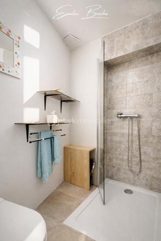 VALRÉAS – MAISON EN PIERRE DE CARACTÈRE, ÉLÉGANTE ET ATYPIQUE

Un véritable coup de cœur au cœur de la ville.

À quelques pas des commerces et de toutes les commodités, cette élégante maison en pierre d’environ 170 m² habitables, rénovée en 2022, conjugue le charme d’une demeure ancienne avec une rénovation contemporaine et des volumes particulièrement généreux.

Pierres apparentes, poutres anciennes, belles hauteurs sous plafond… l’authenticité a été préservée, tandis que les espaces ont été pensés pour offrir confort, fluidité et convivialité.

Dès l’entrée, une sensation s’installe : on s’y sent bien.

--- LE REZ-DE-CHAUSSÉE — UN ESPACE DE VIE GÉNÉREUX

Le rez-de-chaussée s’ouvre sur une remarquable pièce de vie d’environ 70 m², véritable cœur de la maison.

Ses volumes généreux se prolongent naturellement vers une terrasse plein sud d’environ 50 m², rare en cœur de ville. Un espace privilégié pour recevoir, partager un repas ou simplement profiter des beaux jours dans une atmosphère résolument provençale.

Pour les journées plus fraîches, un poêle à granulés apporte chaleur et confort.

Une salle d’eau avec WC complète ce niveau.

--- LE PREMIER ÉTAGE — VOLUMES, LUMIÈRE ET POTENTIEL

L’escalier mène à un étage aux proportions remarquables.

Il accueille une vaste chambre de 26 m² avec grand dressing, ainsi qu’un élégant salon bénéficiant d’une belle hauteur sous plafond et d’un balcon.

Ce salon constitue également une véritable opportunité pour les futurs propriétaires : l’agencement actuel pourrait être repensé avec peu de travaux afin de créer plusieurs chambres supplémentaires, selon les besoins.

Une superbe salle de bain de plus de 10 m², équipée d’une douche, d’une baignoire et d'un WC, complète ce niveau.

--- LE CALME EN PLEIN CŒUR DE VILLE

C’est sans doute l’une des belles surprises de cette propriété.
Vous êtes au cœur de Valréas, mais vous ne le ressentez presque plus une fois chez vous.

Les commerces, services et commodités sont accessibles à pied, tandis que la maison bénéficie d’une véritable sensation de calme et de tranquillité.

Et pour le quotidien, de nombreuses possibilités de stationnement se trouvent à proximité immédiate, un avantage particulièrement appréciable pour une maison située en centre-ville.

--- VALRÉAS — UNE VILLE À TAILLE HUMAINE

Choisir cette maison, c’est aussi choisir un cadre de vie.

Valréas offre un quotidien pratique et vivant avec ses commerces, écoles, services, équipements sportifs et culturels, associations et nombreuses animations, tout en conservant l’atmosphère conviviale d’une ville à taille humaine.

Au cœur de l’Enclave des Papes, elle bénéficie d’un environnement typiquement provençal, entre vignobles, lavande, patrimoine et nature, avec cette douceur de vivre qui fait tout le charme du territoire.

--- UNE MAISON POUR CEUX QUI CHERCHENT AUTRE CHOSE

Cette maison ne s’adresse pas à tout le monde.

Et c’est précisément ce qui fait son charme.

Elle ne répond pas aux codes d’une maison classique. Elle possède une âme, une histoire, une architecture, des volumes et une véritable personnalité.

Elle séduira les acquéreurs qui recherchent autre chose qu’un bien simplement fonctionnel : une atmosphère, des matériaux authentiques, des espaces généreux et cette sensation difficile à définir que l’on ressent parfois dès les premières minutes.

Ici, chacun peut avoir son espace. On peut recevoir, partager, vivre en famille ou à plusieurs, sans jamais avoir l’impression de manquer de place.

Résidence principale ou résidence secondaire, elle offre une combinaison particulièrement rare : l’espace d’une grande maison, le calme d’un lieu préservé et la proximité immédiate de tout ce qui facilite la vie.

Une maison singulière, élégante et pleine de potentiel.

Une maison que l’on ne choisit pas uniquement pour ses 170 m²… mais pour ce que l’on ressent lorsqu’on y entre.

À découvrir pour comprendre le coup de cœur.

**À découvrir sans tarder.** 👇🏻
☎️ Emilie Broche – 06 29 32 69 64
« Je suis à votre écoute et toujours à vos côtés »

Pour l’organisation d’une visite, conformément à l’article L.561-5 du Code monétaire et financier, une pièce d’identité pourra vous être demandée.
.