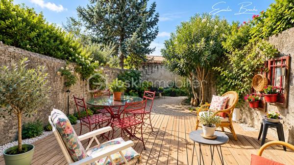 VALRÉAS – MAISON EN PIERRE DE CARACTÈRE, ÉLÉGANTE ET ATYPIQUE

Un véritable coup de cœur au cœur de la ville.

À quelques pas des commerces et de toutes les commodités, cette élégante maison en pierre d’environ 170 m² habitables, rénovée en 2022, conjugue le charme d’une demeure ancienne avec une rénovation contemporaine et des volumes particulièrement généreux.

Pierres apparentes, poutres anciennes, belles hauteurs sous plafond… l’authenticité a été préservée, tandis que les espaces ont été pensés pour offrir confort, fluidité et convivialité.

Dès l’entrée, une sensation s’installe : on s’y sent bien.

--- LE REZ-DE-CHAUSSÉE — UN ESPACE DE VIE GÉNÉREUX

Le rez-de-chaussée s’ouvre sur une remarquable pièce de vie d’environ 70 m², véritable cœur de la maison.

Ses volumes généreux se prolongent naturellement vers une terrasse plein sud d’environ 50 m², rare en cœur de ville. Un espace privilégié pour recevoir, partager un repas ou simplement profiter des beaux jours dans une atmosphère résolument provençale.

Pour les journées plus fraîches, un poêle à granulés apporte chaleur et confort.

Une salle d’eau avec WC complète ce niveau.

--- LE PREMIER ÉTAGE — VOLUMES, LUMIÈRE ET POTENTIEL

L’escalier mène à un étage aux proportions remarquables.

Il accueille une vaste chambre de 26 m² avec grand dressing, ainsi qu’un élégant salon bénéficiant d’une belle hauteur sous plafond et d’un balcon.

Ce salon constitue également une véritable opportunité pour les futurs propriétaires : l’agencement actuel pourrait être repensé avec peu de travaux afin de créer plusieurs chambres supplémentaires, selon les besoins.

Une superbe salle de bain de plus de 10 m², équipée d’une douche, d’une baignoire et d'un WC, complète ce niveau.

--- LE CALME EN PLEIN CŒUR DE VILLE

C’est sans doute l’une des belles surprises de cette propriété.
Vous êtes au cœur de Valréas, mais vous ne le ressentez presque plus une fois chez vous.

Les commerces, services et commodités sont accessibles à pied, tandis que la maison bénéficie d’une véritable sensation de calme et de tranquillité.

Et pour le quotidien, de nombreuses possibilités de stationnement se trouvent à proximité immédiate, un avantage particulièrement appréciable pour une maison située en centre-ville.

--- VALRÉAS — UNE VILLE À TAILLE HUMAINE

Choisir cette maison, c’est aussi choisir un cadre de vie.

Valréas offre un quotidien pratique et vivant avec ses commerces, écoles, services, équipements sportifs et culturels, associations et nombreuses animations, tout en conservant l’atmosphère conviviale d’une ville à taille humaine.

Au cœur de l’Enclave des Papes, elle bénéficie d’un environnement typiquement provençal, entre vignobles, lavande, patrimoine et nature, avec cette douceur de vivre qui fait tout le charme du territoire.

--- UNE MAISON POUR CEUX QUI CHERCHENT AUTRE CHOSE

Cette maison ne s’adresse pas à tout le monde.

Et c’est précisément ce qui fait son charme.

Elle ne répond pas aux codes d’une maison classique. Elle possède une âme, une histoire, une architecture, des volumes et une véritable personnalité.

Elle séduira les acquéreurs qui recherchent autre chose qu’un bien simplement fonctionnel : une atmosphère, des matériaux authentiques, des espaces généreux et cette sensation difficile à définir que l’on ressent parfois dès les premières minutes.

Ici, chacun peut avoir son espace. On peut recevoir, partager, vivre en famille ou à plusieurs, sans jamais avoir l’impression de manquer de place.

Résidence principale ou résidence secondaire, elle offre une combinaison particulièrement rare : l’espace d’une grande maison, le calme d’un lieu préservé et la proximité immédiate de tout ce qui facilite la vie.

Une maison singulière, élégante et pleine de potentiel.

Une maison que l’on ne choisit pas uniquement pour ses 170 m²… mais pour ce que l’on ressent lorsqu’on y entre.

À découvrir pour comprendre le coup de cœur.

**À découvrir sans tarder.** 👇🏻
☎️ Emilie Broche – 06 29 32 69 64
« Je suis à votre écoute et toujours à vos côtés »

Pour l’organisation d’une visite, conformément à l’article L.561-5 du Code monétaire et financier, une pièce d’identité pourra vous être demandée.
.