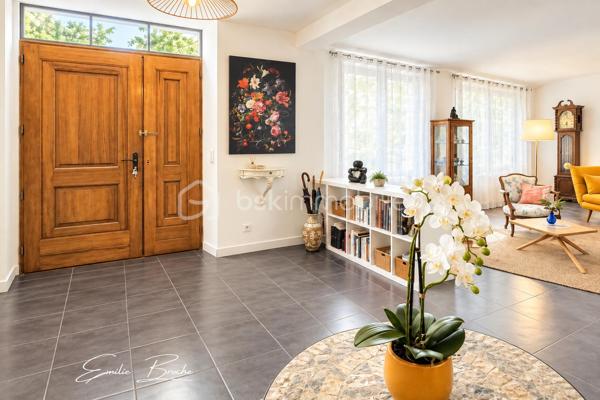 VALRÉAS – MAISON EN PIERRE DE CARACTÈRE, ÉLÉGANTE ET ATYPIQUE

Un véritable coup de cœur au cœur de la ville.

À quelques pas des commerces et de toutes les commodités, cette élégante maison en pierre d’environ 170 m² habitables, rénovée en 2022, conjugue le charme d’une demeure ancienne avec une rénovation contemporaine et des volumes particulièrement généreux.

Pierres apparentes, poutres anciennes, belles hauteurs sous plafond… l’authenticité a été préservée, tandis que les espaces ont été pensés pour offrir confort, fluidité et convivialité.

Dès l’entrée, une sensation s’installe : on s’y sent bien.

--- LE REZ-DE-CHAUSSÉE — UN ESPACE DE VIE GÉNÉREUX

Le rez-de-chaussée s’ouvre sur une remarquable pièce de vie d’environ 70 m², véritable cœur de la maison.

Ses volumes généreux se prolongent naturellement vers une terrasse plein sud d’environ 50 m², rare en cœur de ville. Un espace privilégié pour recevoir, partager un repas ou simplement profiter des beaux jours dans une atmosphère résolument provençale.

Pour les journées plus fraîches, un poêle à granulés apporte chaleur et confort.

Une salle d’eau avec WC complète ce niveau.

--- LE PREMIER ÉTAGE — VOLUMES, LUMIÈRE ET POTENTIEL

L’escalier mène à un étage aux proportions remarquables.

Il accueille une vaste chambre de 26 m² avec grand dressing, ainsi qu’un élégant salon bénéficiant d’une belle hauteur sous plafond et d’un balcon.

Ce salon constitue également une véritable opportunité pour les futurs propriétaires : l’agencement actuel pourrait être repensé avec peu de travaux afin de créer plusieurs chambres supplémentaires, selon les besoins.

Une superbe salle de bain de plus de 10 m², équipée d’une douche, d’une baignoire et d'un WC, complète ce niveau.

--- LE CALME EN PLEIN CŒUR DE VILLE

C’est sans doute l’une des belles surprises de cette propriété.
Vous êtes au cœur de Valréas, mais vous ne le ressentez presque plus une fois chez vous.

Les commerces, services et commodités sont accessibles à pied, tandis que la maison bénéficie d’une véritable sensation de calme et de tranquillité.

Et pour le quotidien, de nombreuses possibilités de stationnement se trouvent à proximité immédiate, un avantage particulièrement appréciable pour une maison située en centre-ville.

--- VALRÉAS — UNE VILLE À TAILLE HUMAINE

Choisir cette maison, c’est aussi choisir un cadre de vie.

Valréas offre un quotidien pratique et vivant avec ses commerces, écoles, services, équipements sportifs et culturels, associations et nombreuses animations, tout en conservant l’atmosphère conviviale d’une ville à taille humaine.

Au cœur de l’Enclave des Papes, elle bénéficie d’un environnement typiquement provençal, entre vignobles, lavande, patrimoine et nature, avec cette douceur de vivre qui fait tout le charme du territoire.

--- UNE MAISON POUR CEUX QUI CHERCHENT AUTRE CHOSE

Cette maison ne s’adresse pas à tout le monde.

Et c’est précisément ce qui fait son charme.

Elle ne répond pas aux codes d’une maison classique. Elle possède une âme, une histoire, une architecture, des volumes et une véritable personnalité.

Elle séduira les acquéreurs qui recherchent autre chose qu’un bien simplement fonctionnel : une atmosphère, des matériaux authentiques, des espaces généreux et cette sensation difficile à définir que l’on ressent parfois dès les premières minutes.

Ici, chacun peut avoir son espace. On peut recevoir, partager, vivre en famille ou à plusieurs, sans jamais avoir l’impression de manquer de place.

Résidence principale ou résidence secondaire, elle offre une combinaison particulièrement rare : l’espace d’une grande maison, le calme d’un lieu préservé et la proximité immédiate de tout ce qui facilite la vie.

Une maison singulière, élégante et pleine de potentiel.

Une maison que l’on ne choisit pas uniquement pour ses 170 m²… mais pour ce que l’on ressent lorsqu’on y entre.

À découvrir pour comprendre le coup de cœur.

**À découvrir sans tarder.** 👇🏻
☎️ Emilie Broche – 06 29 32 69 64
« Je suis à votre écoute et toujours à vos côtés »

Pour l’organisation d’une visite, conformément à l’article L.561-5 du Code monétaire et financier, une pièce d’identité pourra vous être demandée.
.