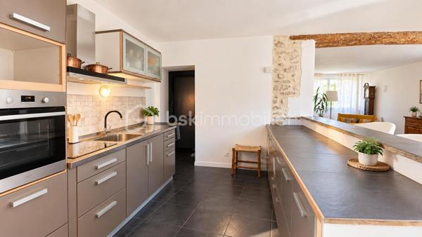 VALRÉAS – MAISON EN PIERRE DE CARACTÈRE, ÉLÉGANTE ET ATYPIQUE

Un véritable coup de cœur au cœur de la ville.

À quelques pas des commerces et de toutes les commodités, cette élégante maison en pierre d’environ 170 m² habitables, rénovée en 2022, conjugue le charme d’une demeure ancienne avec une rénovation contemporaine et des volumes particulièrement généreux.

Pierres apparentes, poutres anciennes, belles hauteurs sous plafond… l’authenticité a été préservée, tandis que les espaces ont été pensés pour offrir confort, fluidité et convivialité.

Dès l’entrée, une sensation s’installe : on s’y sent bien.

--- LE REZ-DE-CHAUSSÉE — UN ESPACE DE VIE GÉNÉREUX

Le rez-de-chaussée s’ouvre sur une remarquable pièce de vie d’environ 70 m², véritable cœur de la maison.

Ses volumes généreux se prolongent naturellement vers une terrasse plein sud d’environ 50 m², rare en cœur de ville. Un espace privilégié pour recevoir, partager un repas ou simplement profiter des beaux jours dans une atmosphère résolument provençale.

Pour les journées plus fraîches, un poêle à granulés apporte chaleur et confort.

Une salle d’eau avec WC complète ce niveau.

--- LE PREMIER ÉTAGE — VOLUMES, LUMIÈRE ET POTENTIEL

L’escalier mène à un étage aux proportions remarquables.

Il accueille une vaste chambre de 26 m² avec grand dressing, ainsi qu’un élégant salon bénéficiant d’une belle hauteur sous plafond et d’un balcon.

Ce salon constitue également une véritable opportunité pour les futurs propriétaires : l’agencement actuel pourrait être repensé avec peu de travaux afin de créer plusieurs chambres supplémentaires, selon les besoins.

Une superbe salle de bain de plus de 10 m², équipée d’une douche, d’une baignoire et d'un WC, complète ce niveau.

--- LE CALME EN PLEIN CŒUR DE VILLE

C’est sans doute l’une des belles surprises de cette propriété.
Vous êtes au cœur de Valréas, mais vous ne le ressentez presque plus une fois chez vous.

Les commerces, services et commodités sont accessibles à pied, tandis que la maison bénéficie d’une véritable sensation de calme et de tranquillité.

Et pour le quotidien, de nombreuses possibilités de stationnement se trouvent à proximité immédiate, un avantage particulièrement appréciable pour une maison située en centre-ville.

--- VALRÉAS — UNE VILLE À TAILLE HUMAINE

Choisir cette maison, c’est aussi choisir un cadre de vie.

Valréas offre un quotidien pratique et vivant avec ses commerces, écoles, services, équipements sportifs et culturels, associations et nombreuses animations, tout en conservant l’atmosphère conviviale d’une ville à taille humaine.

Au cœur de l’Enclave des Papes, elle bénéficie d’un environnement typiquement provençal, entre vignobles, lavande, patrimoine et nature, avec cette douceur de vivre qui fait tout le charme du territoire.

--- UNE MAISON POUR CEUX QUI CHERCHENT AUTRE CHOSE

Cette maison ne s’adresse pas à tout le monde.

Et c’est précisément ce qui fait son charme.

Elle ne répond pas aux codes d’une maison classique. Elle possède une âme, une histoire, une architecture, des volumes et une véritable personnalité.

Elle séduira les acquéreurs qui recherchent autre chose qu’un bien simplement fonctionnel : une atmosphère, des matériaux authentiques, des espaces généreux et cette sensation difficile à définir que l’on ressent parfois dès les premières minutes.

Ici, chacun peut avoir son espace. On peut recevoir, partager, vivre en famille ou à plusieurs, sans jamais avoir l’impression de manquer de place.

Résidence principale ou résidence secondaire, elle offre une combinaison particulièrement rare : l’espace d’une grande maison, le calme d’un lieu préservé et la proximité immédiate de tout ce qui facilite la vie.

Une maison singulière, élégante et pleine de potentiel.

Une maison que l’on ne choisit pas uniquement pour ses 170 m²… mais pour ce que l’on ressent lorsqu’on y entre.

À découvrir pour comprendre le coup de cœur.

**À découvrir sans tarder.** 👇🏻
☎️ Emilie Broche – 06 29 32 69 64
« Je suis à votre écoute et toujours à vos côtés »

Pour l’organisation d’une visite, conformément à l’article L.561-5 du Code monétaire et financier, une pièce d’identité pourra vous être demandée.
.