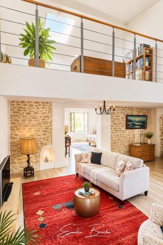 VALRÉAS – MAISON EN PIERRE DE CARACTÈRE, ÉLÉGANTE ET ATYPIQUE

Un véritable coup de cœur au cœur de la ville.

À quelques pas des commerces et de toutes les commodités, cette élégante maison en pierre d’environ 170 m² habitables, rénovée en 2022, conjugue le charme d’une demeure ancienne avec une rénovation contemporaine et des volumes particulièrement généreux.

Pierres apparentes, poutres anciennes, belles hauteurs sous plafond… l’authenticité a été préservée, tandis que les espaces ont été pensés pour offrir confort, fluidité et convivialité.

Dès l’entrée, une sensation s’installe : on s’y sent bien.

--- LE REZ-DE-CHAUSSÉE — UN ESPACE DE VIE GÉNÉREUX

Le rez-de-chaussée s’ouvre sur une remarquable pièce de vie d’environ 70 m², véritable cœur de la maison.

Ses volumes généreux se prolongent naturellement vers une terrasse plein sud d’environ 50 m², rare en cœur de ville. Un espace privilégié pour recevoir, partager un repas ou simplement profiter des beaux jours dans une atmosphère résolument provençale.

Pour les journées plus fraîches, un poêle à granulés apporte chaleur et confort.

Une salle d’eau avec WC complète ce niveau.

--- LE PREMIER ÉTAGE — VOLUMES, LUMIÈRE ET POTENTIEL

L’escalier mène à un étage aux proportions remarquables.

Il accueille une vaste chambre de 26 m² avec grand dressing, ainsi qu’un élégant salon bénéficiant d’une belle hauteur sous plafond et d’un balcon.

Ce salon constitue également une véritable opportunité pour les futurs propriétaires : l’agencement actuel pourrait être repensé avec peu de travaux afin de créer plusieurs chambres supplémentaires, selon les besoins.

Une superbe salle de bain de plus de 10 m², équipée d’une douche, d’une baignoire et d'un WC, complète ce niveau.

--- LE CALME EN PLEIN CŒUR DE VILLE

C’est sans doute l’une des belles surprises de cette propriété.
Vous êtes au cœur de Valréas, mais vous ne le ressentez presque plus une fois chez vous.

Les commerces, services et commodités sont accessibles à pied, tandis que la maison bénéficie d’une véritable sensation de calme et de tranquillité.

Et pour le quotidien, de nombreuses possibilités de stationnement se trouvent à proximité immédiate, un avantage particulièrement appréciable pour une maison située en centre-ville.

--- VALRÉAS — UNE VILLE À TAILLE HUMAINE

Choisir cette maison, c’est aussi choisir un cadre de vie.

Valréas offre un quotidien pratique et vivant avec ses commerces, écoles, services, équipements sportifs et culturels, associations et nombreuses animations, tout en conservant l’atmosphère conviviale d’une ville à taille humaine.

Au cœur de l’Enclave des Papes, elle bénéficie d’un environnement typiquement provençal, entre vignobles, lavande, patrimoine et nature, avec cette douceur de vivre qui fait tout le charme du territoire.

--- UNE MAISON POUR CEUX QUI CHERCHENT AUTRE CHOSE

Cette maison ne s’adresse pas à tout le monde.

Et c’est précisément ce qui fait son charme.

Elle ne répond pas aux codes d’une maison classique. Elle possède une âme, une histoire, une architecture, des volumes et une véritable personnalité.

Elle séduira les acquéreurs qui recherchent autre chose qu’un bien simplement fonctionnel : une atmosphère, des matériaux authentiques, des espaces généreux et cette sensation difficile à définir que l’on ressent parfois dès les premières minutes.

Ici, chacun peut avoir son espace. On peut recevoir, partager, vivre en famille ou à plusieurs, sans jamais avoir l’impression de manquer de place.

Résidence principale ou résidence secondaire, elle offre une combinaison particulièrement rare : l’espace d’une grande maison, le calme d’un lieu préservé et la proximité immédiate de tout ce qui facilite la vie.

Une maison singulière, élégante et pleine de potentiel.

Une maison que l’on ne choisit pas uniquement pour ses 170 m²… mais pour ce que l’on ressent lorsqu’on y entre.

À découvrir pour comprendre le coup de cœur.

**À découvrir sans tarder.** 👇🏻
☎️ Emilie Broche – 06 29 32 69 64
« Je suis à votre écoute et toujours à vos côtés »

Pour l’organisation d’une visite, conformément à l’article L.561-5 du Code monétaire et financier, une pièce d’identité pourra vous être demandée.
.