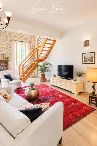 VALRÉAS – MAISON EN PIERRE DE CARACTÈRE, ÉLÉGANTE ET ATYPIQUE

Un véritable coup de cœur au cœur de la ville.

À quelques pas des commerces et de toutes les commodités, cette élégante maison en pierre d’environ 170 m² habitables, rénovée en 2022, conjugue le charme d’une demeure ancienne avec une rénovation contemporaine et des volumes particulièrement généreux.

Pierres apparentes, poutres anciennes, belles hauteurs sous plafond… l’authenticité a été préservée, tandis que les espaces ont été pensés pour offrir confort, fluidité et convivialité.

Dès l’entrée, une sensation s’installe : on s’y sent bien.

--- LE REZ-DE-CHAUSSÉE — UN ESPACE DE VIE GÉNÉREUX

Le rez-de-chaussée s’ouvre sur une remarquable pièce de vie d’environ 70 m², véritable cœur de la maison.

Ses volumes généreux se prolongent naturellement vers une terrasse plein sud d’environ 50 m², rare en cœur de ville. Un espace privilégié pour recevoir, partager un repas ou simplement profiter des beaux jours dans une atmosphère résolument provençale.

Pour les journées plus fraîches, un poêle à granulés apporte chaleur et confort.

Une salle d’eau avec WC complète ce niveau.

--- LE PREMIER ÉTAGE — VOLUMES, LUMIÈRE ET POTENTIEL

L’escalier mène à un étage aux proportions remarquables.

Il accueille une vaste chambre de 26 m² avec grand dressing, ainsi qu’un élégant salon bénéficiant d’une belle hauteur sous plafond et d’un balcon.

Ce salon constitue également une véritable opportunité pour les futurs propriétaires : l’agencement actuel pourrait être repensé avec peu de travaux afin de créer plusieurs chambres supplémentaires, selon les besoins.

Une superbe salle de bain de plus de 10 m², équipée d’une douche, d’une baignoire et d'un WC, complète ce niveau.

--- LE CALME EN PLEIN CŒUR DE VILLE

C’est sans doute l’une des belles surprises de cette propriété.
Vous êtes au cœur de Valréas, mais vous ne le ressentez presque plus une fois chez vous.

Les commerces, services et commodités sont accessibles à pied, tandis que la maison bénéficie d’une véritable sensation de calme et de tranquillité.

Et pour le quotidien, de nombreuses possibilités de stationnement se trouvent à proximité immédiate, un avantage particulièrement appréciable pour une maison située en centre-ville.

--- VALRÉAS — UNE VILLE À TAILLE HUMAINE

Choisir cette maison, c’est aussi choisir un cadre de vie.

Valréas offre un quotidien pratique et vivant avec ses commerces, écoles, services, équipements sportifs et culturels, associations et nombreuses animations, tout en conservant l’atmosphère conviviale d’une ville à taille humaine.

Au cœur de l’Enclave des Papes, elle bénéficie d’un environnement typiquement provençal, entre vignobles, lavande, patrimoine et nature, avec cette douceur de vivre qui fait tout le charme du territoire.

--- UNE MAISON POUR CEUX QUI CHERCHENT AUTRE CHOSE

Cette maison ne s’adresse pas à tout le monde.

Et c’est précisément ce qui fait son charme.

Elle ne répond pas aux codes d’une maison classique. Elle possède une âme, une histoire, une architecture, des volumes et une véritable personnalité.

Elle séduira les acquéreurs qui recherchent autre chose qu’un bien simplement fonctionnel : une atmosphère, des matériaux authentiques, des espaces généreux et cette sensation difficile à définir que l’on ressent parfois dès les premières minutes.

Ici, chacun peut avoir son espace. On peut recevoir, partager, vivre en famille ou à plusieurs, sans jamais avoir l’impression de manquer de place.

Résidence principale ou résidence secondaire, elle offre une combinaison particulièrement rare : l’espace d’une grande maison, le calme d’un lieu préservé et la proximité immédiate de tout ce qui facilite la vie.

Une maison singulière, élégante et pleine de potentiel.

Une maison que l’on ne choisit pas uniquement pour ses 170 m²… mais pour ce que l’on ressent lorsqu’on y entre.

À découvrir pour comprendre le coup de cœur.

**À découvrir sans tarder.** 👇🏻
☎️ Emilie Broche – 06 29 32 69 64
« Je suis à votre écoute et toujours à vos côtés »

Pour l’organisation d’une visite, conformément à l’article L.561-5 du Code monétaire et financier, une pièce d’identité pourra vous être demandée.
.