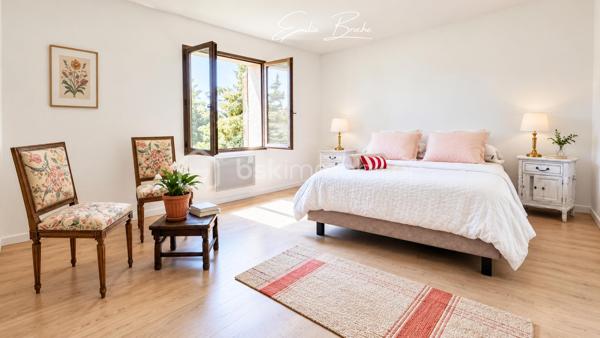 VALRÉAS – MAISON EN PIERRE DE CARACTÈRE, ÉLÉGANTE ET ATYPIQUE

Un véritable coup de cœur au cœur de la ville.

À quelques pas des commerces et de toutes les commodités, cette élégante maison en pierre d’environ 170 m² habitables, rénovée en 2022, conjugue le charme d’une demeure ancienne avec une rénovation contemporaine et des volumes particulièrement généreux.

Pierres apparentes, poutres anciennes, belles hauteurs sous plafond… l’authenticité a été préservée, tandis que les espaces ont été pensés pour offrir confort, fluidité et convivialité.

Dès l’entrée, une sensation s’installe : on s’y sent bien.

--- LE REZ-DE-CHAUSSÉE — UN ESPACE DE VIE GÉNÉREUX

Le rez-de-chaussée s’ouvre sur une remarquable pièce de vie d’environ 70 m², véritable cœur de la maison.

Ses volumes généreux se prolongent naturellement vers une terrasse plein sud d’environ 50 m², rare en cœur de ville. Un espace privilégié pour recevoir, partager un repas ou simplement profiter des beaux jours dans une atmosphère résolument provençale.

Pour les journées plus fraîches, un poêle à granulés apporte chaleur et confort.

Une salle d’eau avec WC complète ce niveau.

--- LE PREMIER ÉTAGE — VOLUMES, LUMIÈRE ET POTENTIEL

L’escalier mène à un étage aux proportions remarquables.

Il accueille une vaste chambre de 26 m² avec grand dressing, ainsi qu’un élégant salon bénéficiant d’une belle hauteur sous plafond et d’un balcon.

Ce salon constitue également une véritable opportunité pour les futurs propriétaires : l’agencement actuel pourrait être repensé avec peu de travaux afin de créer plusieurs chambres supplémentaires, selon les besoins.

Une superbe salle de bain de plus de 10 m², équipée d’une douche, d’une baignoire et d'un WC, complète ce niveau.

--- LE CALME EN PLEIN CŒUR DE VILLE

C’est sans doute l’une des belles surprises de cette propriété.
Vous êtes au cœur de Valréas, mais vous ne le ressentez presque plus une fois chez vous.

Les commerces, services et commodités sont accessibles à pied, tandis que la maison bénéficie d’une véritable sensation de calme et de tranquillité.

Et pour le quotidien, de nombreuses possibilités de stationnement se trouvent à proximité immédiate, un avantage particulièrement appréciable pour une maison située en centre-ville.

--- VALRÉAS — UNE VILLE À TAILLE HUMAINE

Choisir cette maison, c’est aussi choisir un cadre de vie.

Valréas offre un quotidien pratique et vivant avec ses commerces, écoles, services, équipements sportifs et culturels, associations et nombreuses animations, tout en conservant l’atmosphère conviviale d’une ville à taille humaine.

Au cœur de l’Enclave des Papes, elle bénéficie d’un environnement typiquement provençal, entre vignobles, lavande, patrimoine et nature, avec cette douceur de vivre qui fait tout le charme du territoire.

--- UNE MAISON POUR CEUX QUI CHERCHENT AUTRE CHOSE

Cette maison ne s’adresse pas à tout le monde.

Et c’est précisément ce qui fait son charme.

Elle ne répond pas aux codes d’une maison classique. Elle possède une âme, une histoire, une architecture, des volumes et une véritable personnalité.

Elle séduira les acquéreurs qui recherchent autre chose qu’un bien simplement fonctionnel : une atmosphère, des matériaux authentiques, des espaces généreux et cette sensation difficile à définir que l’on ressent parfois dès les premières minutes.

Ici, chacun peut avoir son espace. On peut recevoir, partager, vivre en famille ou à plusieurs, sans jamais avoir l’impression de manquer de place.

Résidence principale ou résidence secondaire, elle offre une combinaison particulièrement rare : l’espace d’une grande maison, le calme d’un lieu préservé et la proximité immédiate de tout ce qui facilite la vie.

Une maison singulière, élégante et pleine de potentiel.

Une maison que l’on ne choisit pas uniquement pour ses 170 m²… mais pour ce que l’on ressent lorsqu’on y entre.

À découvrir pour comprendre le coup de cœur.

**À découvrir sans tarder.** 👇🏻
☎️ Emilie Broche – 06 29 32 69 64
« Je suis à votre écoute et toujours à vos côtés »

Pour l’organisation d’une visite, conformément à l’article L.561-5 du Code monétaire et financier, une pièce d’identité pourra vous être demandée.
.