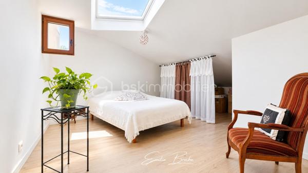 VALRÉAS – MAISON EN PIERRE DE CARACTÈRE, ÉLÉGANTE ET ATYPIQUE

Un véritable coup de cœur au cœur de la ville.

À quelques pas des commerces et de toutes les commodités, cette élégante maison en pierre d’environ 170 m² habitables, rénovée en 2022, conjugue le charme d’une demeure ancienne avec une rénovation contemporaine et des volumes particulièrement généreux.

Pierres apparentes, poutres anciennes, belles hauteurs sous plafond… l’authenticité a été préservée, tandis que les espaces ont été pensés pour offrir confort, fluidité et convivialité.

Dès l’entrée, une sensation s’installe : on s’y sent bien.

--- LE REZ-DE-CHAUSSÉE — UN ESPACE DE VIE GÉNÉREUX

Le rez-de-chaussée s’ouvre sur une remarquable pièce de vie d’environ 70 m², véritable cœur de la maison.

Ses volumes généreux se prolongent naturellement vers une terrasse plein sud d’environ 50 m², rare en cœur de ville. Un espace privilégié pour recevoir, partager un repas ou simplement profiter des beaux jours dans une atmosphère résolument provençale.

Pour les journées plus fraîches, un poêle à granulés apporte chaleur et confort.

Une salle d’eau avec WC complète ce niveau.

--- LE PREMIER ÉTAGE — VOLUMES, LUMIÈRE ET POTENTIEL

L’escalier mène à un étage aux proportions remarquables.

Il accueille une vaste chambre de 26 m² avec grand dressing, ainsi qu’un élégant salon bénéficiant d’une belle hauteur sous plafond et d’un balcon.

Ce salon constitue également une véritable opportunité pour les futurs propriétaires : l’agencement actuel pourrait être repensé avec peu de travaux afin de créer plusieurs chambres supplémentaires, selon les besoins.

Une superbe salle de bain de plus de 10 m², équipée d’une douche, d’une baignoire et d'un WC, complète ce niveau.

--- LE CALME EN PLEIN CŒUR DE VILLE

C’est sans doute l’une des belles surprises de cette propriété.
Vous êtes au cœur de Valréas, mais vous ne le ressentez presque plus une fois chez vous.

Les commerces, services et commodités sont accessibles à pied, tandis que la maison bénéficie d’une véritable sensation de calme et de tranquillité.

Et pour le quotidien, de nombreuses possibilités de stationnement se trouvent à proximité immédiate, un avantage particulièrement appréciable pour une maison située en centre-ville.

--- VALRÉAS — UNE VILLE À TAILLE HUMAINE

Choisir cette maison, c’est aussi choisir un cadre de vie.

Valréas offre un quotidien pratique et vivant avec ses commerces, écoles, services, équipements sportifs et culturels, associations et nombreuses animations, tout en conservant l’atmosphère conviviale d’une ville à taille humaine.

Au cœur de l’Enclave des Papes, elle bénéficie d’un environnement typiquement provençal, entre vignobles, lavande, patrimoine et nature, avec cette douceur de vivre qui fait tout le charme du territoire.

--- UNE MAISON POUR CEUX QUI CHERCHENT AUTRE CHOSE

Cette maison ne s’adresse pas à tout le monde.

Et c’est précisément ce qui fait son charme.

Elle ne répond pas aux codes d’une maison classique. Elle possède une âme, une histoire, une architecture, des volumes et une véritable personnalité.

Elle séduira les acquéreurs qui recherchent autre chose qu’un bien simplement fonctionnel : une atmosphère, des matériaux authentiques, des espaces généreux et cette sensation difficile à définir que l’on ressent parfois dès les premières minutes.

Ici, chacun peut avoir son espace. On peut recevoir, partager, vivre en famille ou à plusieurs, sans jamais avoir l’impression de manquer de place.

Résidence principale ou résidence secondaire, elle offre une combinaison particulièrement rare : l’espace d’une grande maison, le calme d’un lieu préservé et la proximité immédiate de tout ce qui facilite la vie.

Une maison singulière, élégante et pleine de potentiel.

Une maison que l’on ne choisit pas uniquement pour ses 170 m²… mais pour ce que l’on ressent lorsqu’on y entre.

À découvrir pour comprendre le coup de cœur.

**À découvrir sans tarder.** 👇🏻
☎️ Emilie Broche – 06 29 32 69 64
« Je suis à votre écoute et toujours à vos côtés »

Pour l’organisation d’une visite, conformément à l’article L.561-5 du Code monétaire et financier, une pièce d’identité pourra vous être demandée.
.