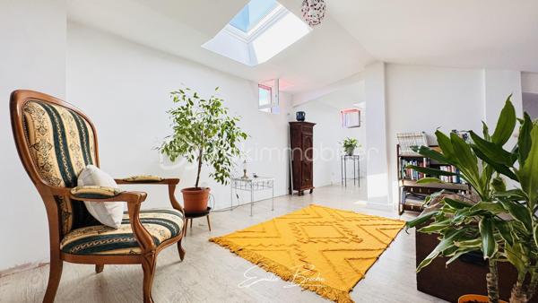 VALRÉAS – MAISON EN PIERRE DE CARACTÈRE, ÉLÉGANTE ET ATYPIQUE

Un véritable coup de cœur au cœur de la ville.

À quelques pas des commerces et de toutes les commodités, cette élégante maison en pierre d’environ 170 m² habitables, rénovée en 2022, conjugue le charme d’une demeure ancienne avec une rénovation contemporaine et des volumes particulièrement généreux.

Pierres apparentes, poutres anciennes, belles hauteurs sous plafond… l’authenticité a été préservée, tandis que les espaces ont été pensés pour offrir confort, fluidité et convivialité.

Dès l’entrée, une sensation s’installe : on s’y sent bien.

--- LE REZ-DE-CHAUSSÉE — UN ESPACE DE VIE GÉNÉREUX

Le rez-de-chaussée s’ouvre sur une remarquable pièce de vie d’environ 70 m², véritable cœur de la maison.

Ses volumes généreux se prolongent naturellement vers une terrasse plein sud d’environ 50 m², rare en cœur de ville. Un espace privilégié pour recevoir, partager un repas ou simplement profiter des beaux jours dans une atmosphère résolument provençale.

Pour les journées plus fraîches, un poêle à granulés apporte chaleur et confort.

Une salle d’eau avec WC complète ce niveau.

--- LE PREMIER ÉTAGE — VOLUMES, LUMIÈRE ET POTENTIEL

L’escalier mène à un étage aux proportions remarquables.

Il accueille une vaste chambre de 26 m² avec grand dressing, ainsi qu’un élégant salon bénéficiant d’une belle hauteur sous plafond et d’un balcon.

Ce salon constitue également une véritable opportunité pour les futurs propriétaires : l’agencement actuel pourrait être repensé avec peu de travaux afin de créer plusieurs chambres supplémentaires, selon les besoins.

Une superbe salle de bain de plus de 10 m², équipée d’une douche, d’une baignoire et d'un WC, complète ce niveau.

--- LE CALME EN PLEIN CŒUR DE VILLE

C’est sans doute l’une des belles surprises de cette propriété.
Vous êtes au cœur de Valréas, mais vous ne le ressentez presque plus une fois chez vous.

Les commerces, services et commodités sont accessibles à pied, tandis que la maison bénéficie d’une véritable sensation de calme et de tranquillité.

Et pour le quotidien, de nombreuses possibilités de stationnement se trouvent à proximité immédiate, un avantage particulièrement appréciable pour une maison située en centre-ville.

--- VALRÉAS — UNE VILLE À TAILLE HUMAINE

Choisir cette maison, c’est aussi choisir un cadre de vie.

Valréas offre un quotidien pratique et vivant avec ses commerces, écoles, services, équipements sportifs et culturels, associations et nombreuses animations, tout en conservant l’atmosphère conviviale d’une ville à taille humaine.

Au cœur de l’Enclave des Papes, elle bénéficie d’un environnement typiquement provençal, entre vignobles, lavande, patrimoine et nature, avec cette douceur de vivre qui fait tout le charme du territoire.

--- UNE MAISON POUR CEUX QUI CHERCHENT AUTRE CHOSE

Cette maison ne s’adresse pas à tout le monde.

Et c’est précisément ce qui fait son charme.

Elle ne répond pas aux codes d’une maison classique. Elle possède une âme, une histoire, une architecture, des volumes et une véritable personnalité.

Elle séduira les acquéreurs qui recherchent autre chose qu’un bien simplement fonctionnel : une atmosphère, des matériaux authentiques, des espaces généreux et cette sensation difficile à définir que l’on ressent parfois dès les premières minutes.

Ici, chacun peut avoir son espace. On peut recevoir, partager, vivre en famille ou à plusieurs, sans jamais avoir l’impression de manquer de place.

Résidence principale ou résidence secondaire, elle offre une combinaison particulièrement rare : l’espace d’une grande maison, le calme d’un lieu préservé et la proximité immédiate de tout ce qui facilite la vie.

Une maison singulière, élégante et pleine de potentiel.

Une maison que l’on ne choisit pas uniquement pour ses 170 m²… mais pour ce que l’on ressent lorsqu’on y entre.

À découvrir pour comprendre le coup de cœur.

**À découvrir sans tarder.** 👇🏻
☎️ Emilie Broche – 06 29 32 69 64
« Je suis à votre écoute et toujours à vos côtés »

Pour l’organisation d’une visite, conformément à l’article L.561-5 du Code monétaire et financier, une pièce d’identité pourra vous être demandée.
.