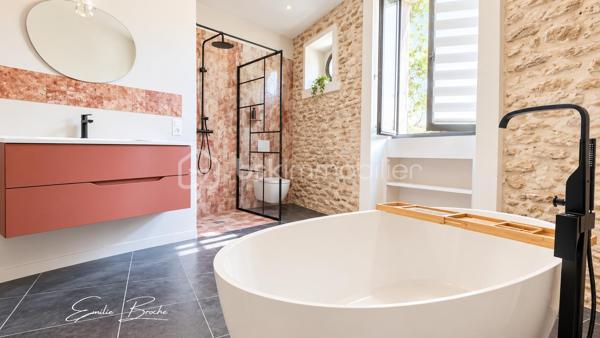 VALRÉAS – MAISON EN PIERRE DE CARACTÈRE, ÉLÉGANTE ET ATYPIQUE

Un véritable coup de cœur au cœur de la ville.

À quelques pas des commerces et de toutes les commodités, cette élégante maison en pierre d’environ 170 m² habitables, rénovée en 2022, conjugue le charme d’une demeure ancienne avec une rénovation contemporaine et des volumes particulièrement généreux.

Pierres apparentes, poutres anciennes, belles hauteurs sous plafond… l’authenticité a été préservée, tandis que les espaces ont été pensés pour offrir confort, fluidité et convivialité.

Dès l’entrée, une sensation s’installe : on s’y sent bien.

--- LE REZ-DE-CHAUSSÉE — UN ESPACE DE VIE GÉNÉREUX

Le rez-de-chaussée s’ouvre sur une remarquable pièce de vie d’environ 70 m², véritable cœur de la maison.

Ses volumes généreux se prolongent naturellement vers une terrasse plein sud d’environ 50 m², rare en cœur de ville. Un espace privilégié pour recevoir, partager un repas ou simplement profiter des beaux jours dans une atmosphère résolument provençale.

Pour les journées plus fraîches, un poêle à granulés apporte chaleur et confort.

Une salle d’eau avec WC complète ce niveau.

--- LE PREMIER ÉTAGE — VOLUMES, LUMIÈRE ET POTENTIEL

L’escalier mène à un étage aux proportions remarquables.

Il accueille une vaste chambre de 26 m² avec grand dressing, ainsi qu’un élégant salon bénéficiant d’une belle hauteur sous plafond et d’un balcon.

Ce salon constitue également une véritable opportunité pour les futurs propriétaires : l’agencement actuel pourrait être repensé avec peu de travaux afin de créer plusieurs chambres supplémentaires, selon les besoins.

Une superbe salle de bain de plus de 10 m², équipée d’une douche, d’une baignoire et d'un WC, complète ce niveau.

--- LE CALME EN PLEIN CŒUR DE VILLE

C’est sans doute l’une des belles surprises de cette propriété.
Vous êtes au cœur de Valréas, mais vous ne le ressentez presque plus une fois chez vous.

Les commerces, services et commodités sont accessibles à pied, tandis que la maison bénéficie d’une véritable sensation de calme et de tranquillité.

Et pour le quotidien, de nombreuses possibilités de stationnement se trouvent à proximité immédiate, un avantage particulièrement appréciable pour une maison située en centre-ville.

--- VALRÉAS — UNE VILLE À TAILLE HUMAINE

Choisir cette maison, c’est aussi choisir un cadre de vie.

Valréas offre un quotidien pratique et vivant avec ses commerces, écoles, services, équipements sportifs et culturels, associations et nombreuses animations, tout en conservant l’atmosphère conviviale d’une ville à taille humaine.

Au cœur de l’Enclave des Papes, elle bénéficie d’un environnement typiquement provençal, entre vignobles, lavande, patrimoine et nature, avec cette douceur de vivre qui fait tout le charme du territoire.

--- UNE MAISON POUR CEUX QUI CHERCHENT AUTRE CHOSE

Cette maison ne s’adresse pas à tout le monde.

Et c’est précisément ce qui fait son charme.

Elle ne répond pas aux codes d’une maison classique. Elle possède une âme, une histoire, une architecture, des volumes et une véritable personnalité.

Elle séduira les acquéreurs qui recherchent autre chose qu’un bien simplement fonctionnel : une atmosphère, des matériaux authentiques, des espaces généreux et cette sensation difficile à définir que l’on ressent parfois dès les premières minutes.

Ici, chacun peut avoir son espace. On peut recevoir, partager, vivre en famille ou à plusieurs, sans jamais avoir l’impression de manquer de place.

Résidence principale ou résidence secondaire, elle offre une combinaison particulièrement rare : l’espace d’une grande maison, le calme d’un lieu préservé et la proximité immédiate de tout ce qui facilite la vie.

Une maison singulière, élégante et pleine de potentiel.

Une maison que l’on ne choisit pas uniquement pour ses 170 m²… mais pour ce que l’on ressent lorsqu’on y entre.

À découvrir pour comprendre le coup de cœur.

**À découvrir sans tarder.** 👇🏻
☎️ Emilie Broche – 06 29 32 69 64
« Je suis à votre écoute et toujours à vos côtés »

Pour l’organisation d’une visite, conformément à l’article L.561-5 du Code monétaire et financier, une pièce d’identité pourra vous être demandée.
.