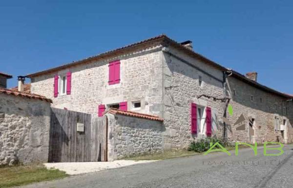 Maison en pierre à la campagne