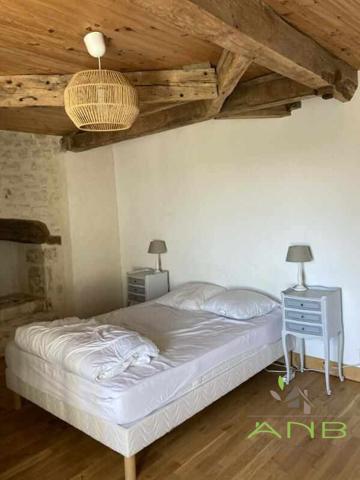 Maison en pierre à la campagne