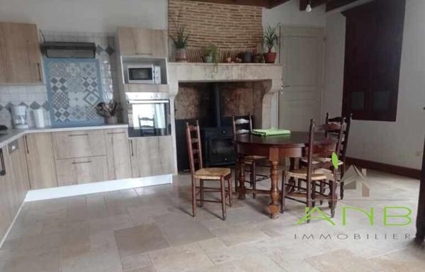 Maison en pierre à la campagne