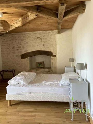 Maison en pierre à la campagne