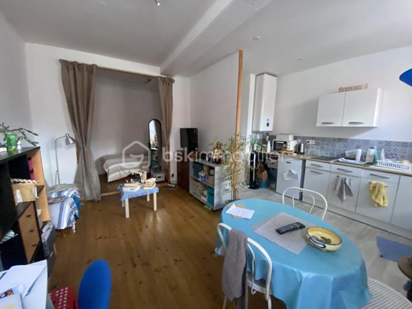 Vous souhaitez investir dans une petite copropriété avec très peu de charges au cœur du bourg de Caluire? cet appartement de type T1bis est fait pour vous. 
Dans une copropriété de 8 lots, cet appartement de 31m2 lumineux situé au 1er étage sur 2 sans ascenseur est idéal pour un investissement. 
L'emplacement est idéal, proche de toutes les commodités. 
Il se compose: 
- d'une entrée avec rangement de 3,70m2
- d'une salle d'eau avec WC de 2m2
- d'une cuisine équipée ouverte sur le salon de 20,09m2
- d'une alcôve de 5,27m2 

Côté prestations: 
- fenêtre double vitrage PVC + persienne 
- chauffage individuel électrique
- loyer actuel en bail nu: 504,50€+ 25€ de charges ( eau comprise) 
- appartement en bon état avec un DPE en C 

A visiter sans tarder!