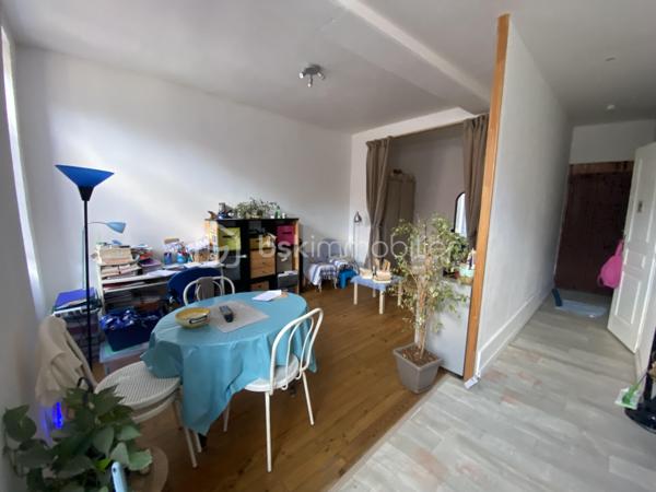 Vous souhaitez investir dans une petite copropriété avec très peu de charges au cœur du bourg de Caluire? cet appartement de type T1bis est fait pour vous. 
Dans une copropriété de 8 lots, cet appartement de 31m2 lumineux situé au 1er étage sur 2 sans ascenseur est idéal pour un investissement. 
L'emplacement est idéal, proche de toutes les commodités. 
Il se compose: 
- d'une entrée avec rangement de 3,70m2
- d'une salle d'eau avec WC de 2m2
- d'une cuisine équipée ouverte sur le salon de 20,09m2
- d'une alcôve de 5,27m2 

Côté prestations: 
- fenêtre double vitrage PVC + persienne 
- chauffage individuel électrique
- loyer actuel en bail nu: 504,50€+ 25€ de charges ( eau comprise) 
- appartement en bon état avec un DPE en C 

A visiter sans tarder!