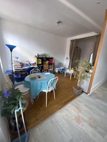 Vous souhaitez investir dans une petite copropriété avec très peu de charges au cœur du bourg de Caluire? cet appartement de type T1bis est fait pour vous. 
Dans une copropriété de 8 lots, cet appartement de 31m2 lumineux situé au 1er étage sur 2 sans ascenseur est idéal pour un investissement. 
L'emplacement est idéal, proche de toutes les commodités. 
Il se compose: 
- d'une entrée avec rangement de 3,70m2
- d'une salle d'eau avec WC de 2m2
- d'une cuisine équipée ouverte sur le salon de 20,09m2
- d'une alcôve de 5,27m2 

Côté prestations: 
- fenêtre double vitrage PVC + persienne 
- chauffage individuel électrique
- loyer actuel en bail nu: 504,50€+ 25€ de charges ( eau comprise) 
- appartement en bon état avec un DPE en C 

A visiter sans tarder!