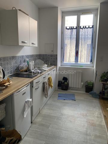 Vous souhaitez investir dans une petite copropriété avec très peu de charges au cœur du bourg de Caluire? cet appartement de type T1bis est fait pour vous. 
Dans une copropriété de 8 lots, cet appartement de 31m2 lumineux situé au 1er étage sur 2 sans ascenseur est idéal pour un investissement. 
L'emplacement est idéal, proche de toutes les commodités. 
Il se compose: 
- d'une entrée avec rangement de 3,70m2
- d'une salle d'eau avec WC de 2m2
- d'une cuisine équipée ouverte sur le salon de 20,09m2
- d'une alcôve de 5,27m2 

Côté prestations: 
- fenêtre double vitrage PVC + persienne 
- chauffage individuel électrique
- loyer actuel en bail nu: 504,50€+ 25€ de charges ( eau comprise) 
- appartement en bon état avec un DPE en C 

A visiter sans tarder!
