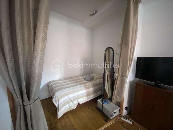 Vous souhaitez investir dans une petite copropriété avec très peu de charges au cœur du bourg de Caluire? cet appartement de type T1bis est fait pour vous. 
Dans une copropriété de 8 lots, cet appartement de 31m2 lumineux situé au 1er étage sur 2 sans ascenseur est idéal pour un investissement. 
L'emplacement est idéal, proche de toutes les commodités. 
Il se compose: 
- d'une entrée avec rangement de 3,70m2
- d'une salle d'eau avec WC de 2m2
- d'une cuisine équipée ouverte sur le salon de 20,09m2
- d'une alcôve de 5,27m2 

Côté prestations: 
- fenêtre double vitrage PVC + persienne 
- chauffage individuel électrique
- loyer actuel en bail nu: 504,50€+ 25€ de charges ( eau comprise) 
- appartement en bon état avec un DPE en C 

A visiter sans tarder!