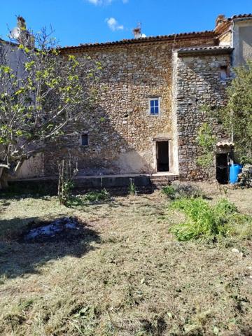 A Revest des Broussses (04) - Maison en pierre avec jardin, 200m2 de potentiel à révéler