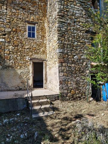 A Revest des Broussses (04) - Maison en pierre avec jardin, 200m2 de potentiel à révéler