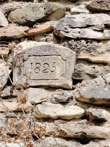 A Revest des Broussses (04) - Maison en pierre avec jardin, 200m2 de potentiel à révéler