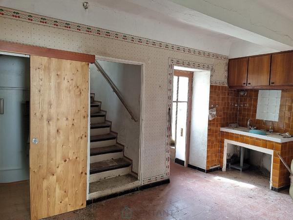 A Revest des Broussses (04) - Maison en pierre avec jardin, 200m2 de potentiel à révéler