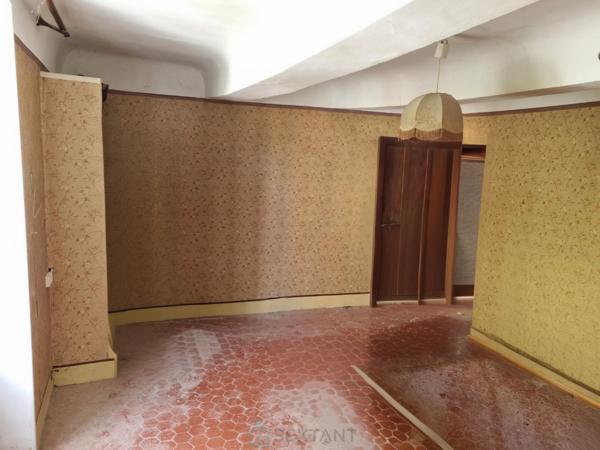 A Revest des Broussses (04) - Maison en pierre avec jardin, 200m2 de potentiel à révéler