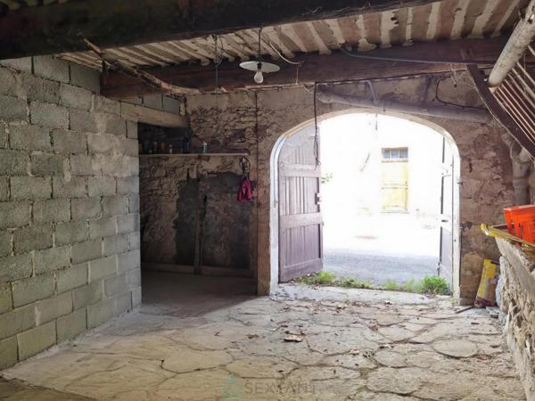 A Revest des Broussses (04) - Maison en pierre avec jardin, 200m2 de potentiel à révéler