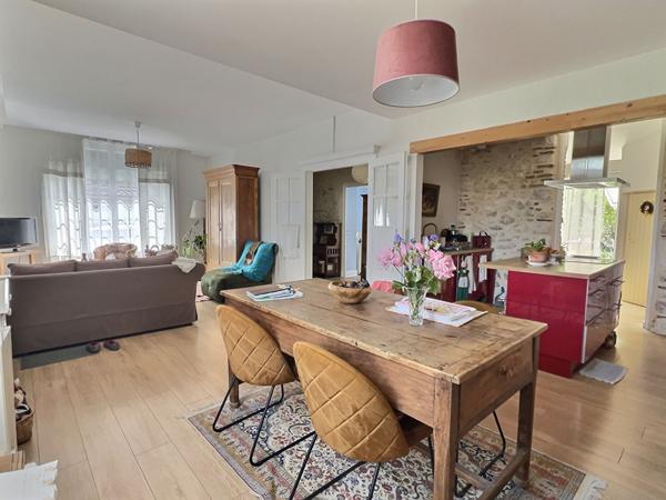 Découvrez cette agréable maison de ville entièrement rénovée récemment, offrant environ 142 m² habitables et un cadre de vie pratique grâce à sa proximité immédiate des commerces, écoles et services. Dès l'entrée, vous serez séduits par les beaux volumes , Villeneuve sur lot