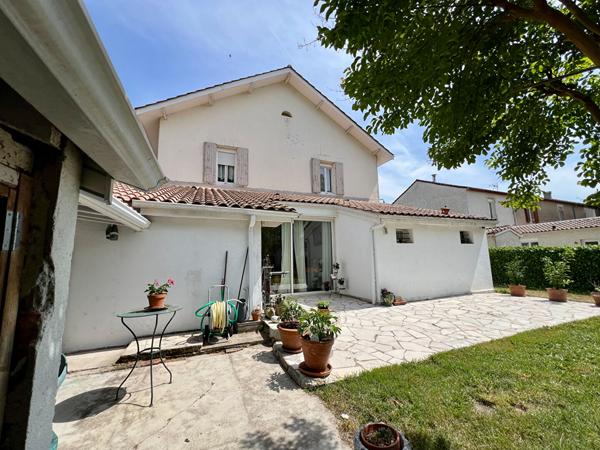 Découvrez cette agréable maison de ville entièrement rénovée récemment, offrant environ 142 m² habitables et un cadre de vie pratique grâce à sa proximité immédiate des commerces, écoles et services. Dès l'entrée, vous serez séduits par les beaux volumes , Villeneuve sur lot