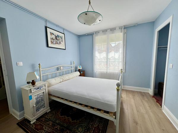 Découvrez cette agréable maison de ville entièrement rénovée récemment, offrant environ 142 m² habitables et un cadre de vie pratique grâce à sa proximité immédiate des commerces, écoles et services. Dès l'entrée, vous serez séduits par les beaux volumes , Villeneuve sur lot
