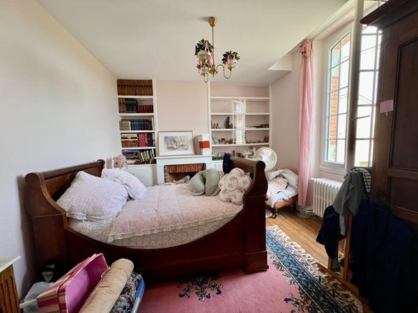 Découvrez cette agréable maison de ville entièrement rénovée récemment, offrant environ 142 m² habitables et un cadre de vie pratique grâce à sa proximité immédiate des commerces, écoles et services. Dès l'entrée, vous serez séduits par les beaux volumes , Villeneuve sur lot