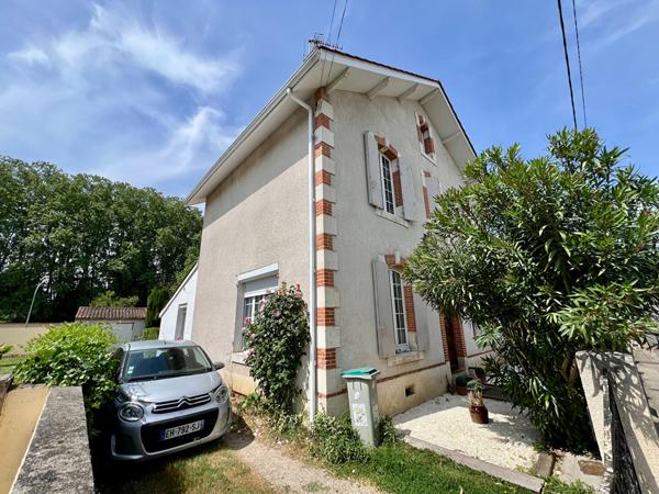 Découvrez cette agréable maison de ville entièrement rénovée récemment, offrant environ 142 m² habitables et un cadre de vie pratique grâce à sa proximité immédiate des commerces, écoles et services. Dès l'entrée, vous serez séduits par les beaux volumes , Villeneuve sur lot