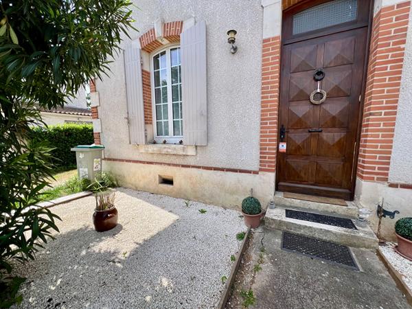 Découvrez cette agréable maison de ville entièrement rénovée récemment, offrant environ 142 m² habitables et un cadre de vie pratique grâce à sa proximité immédiate des commerces, écoles et services. Dès l'entrée, vous serez séduits par les beaux volumes , Villeneuve sur lot