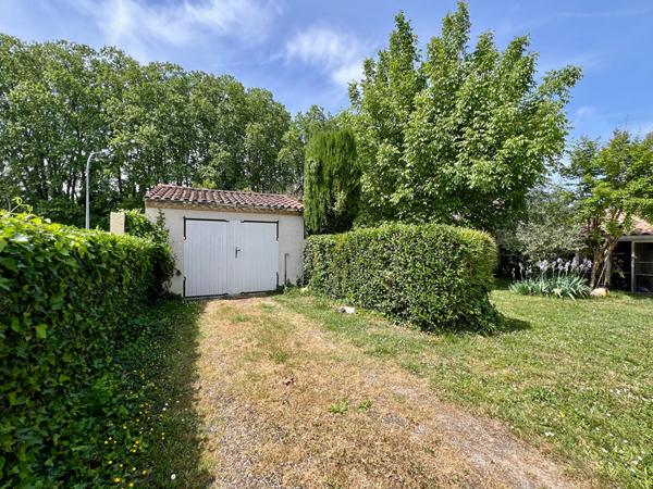 Découvrez cette agréable maison de ville entièrement rénovée récemment, offrant environ 142 m² habitables et un cadre de vie pratique grâce à sa proximité immédiate des commerces, écoles et services. Dès l'entrée, vous serez séduits par les beaux volumes , Villeneuve sur lot