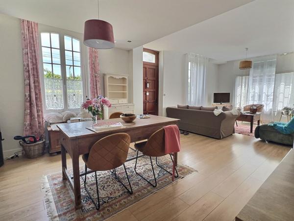 Découvrez cette agréable maison de ville entièrement rénovée récemment, offrant environ 142 m² habitables et un cadre de vie pratique grâce à sa proximité immédiate des commerces, écoles et services. Dès l'entrée, vous serez séduits par les beaux volumes , Villeneuve sur lot