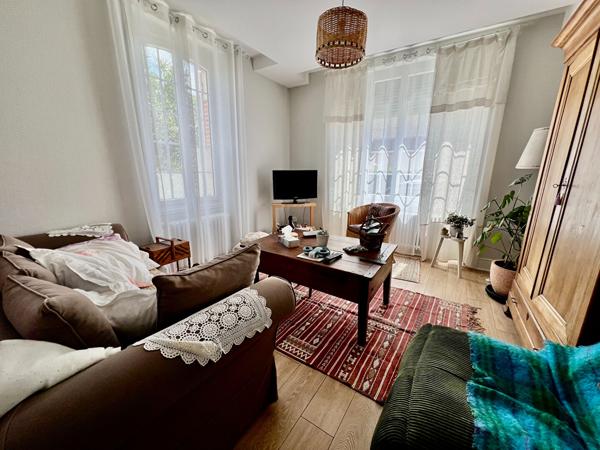 Découvrez cette agréable maison de ville entièrement rénovée récemment, offrant environ 142 m² habitables et un cadre de vie pratique grâce à sa proximité immédiate des commerces, écoles et services. Dès l'entrée, vous serez séduits par les beaux volumes , Villeneuve sur lot