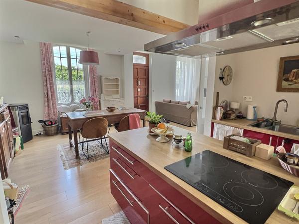 Découvrez cette agréable maison de ville entièrement rénovée récemment, offrant environ 142 m² habitables et un cadre de vie pratique grâce à sa proximité immédiate des commerces, écoles et services. Dès l'entrée, vous serez séduits par les beaux volumes , Villeneuve sur lot