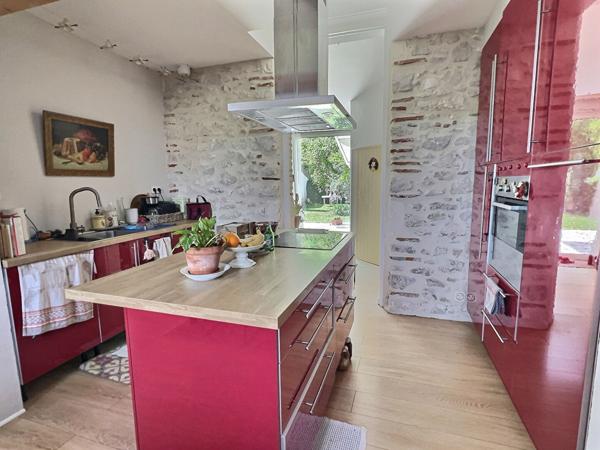 Découvrez cette agréable maison de ville entièrement rénovée récemment, offrant environ 142 m² habitables et un cadre de vie pratique grâce à sa proximité immédiate des commerces, écoles et services. Dès l'entrée, vous serez séduits par les beaux volumes , Villeneuve sur lot