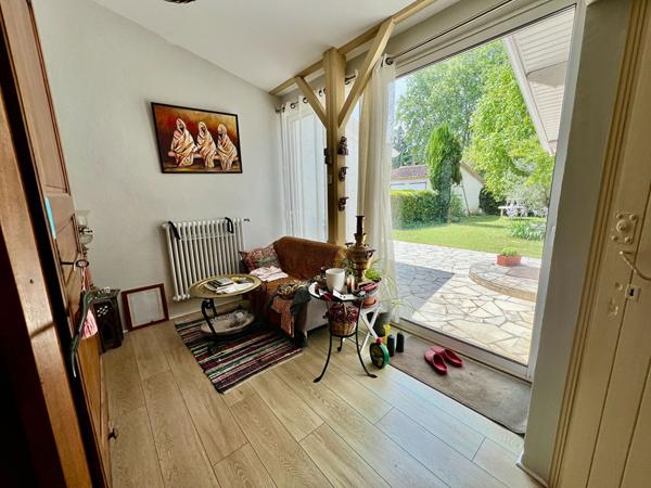 Découvrez cette agréable maison de ville entièrement rénovée récemment, offrant environ 142 m² habitables et un cadre de vie pratique grâce à sa proximité immédiate des commerces, écoles et services. Dès l'entrée, vous serez séduits par les beaux volumes , Villeneuve sur lot